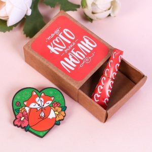 Значок деревянный “Тому, кого люблю” в коробочке