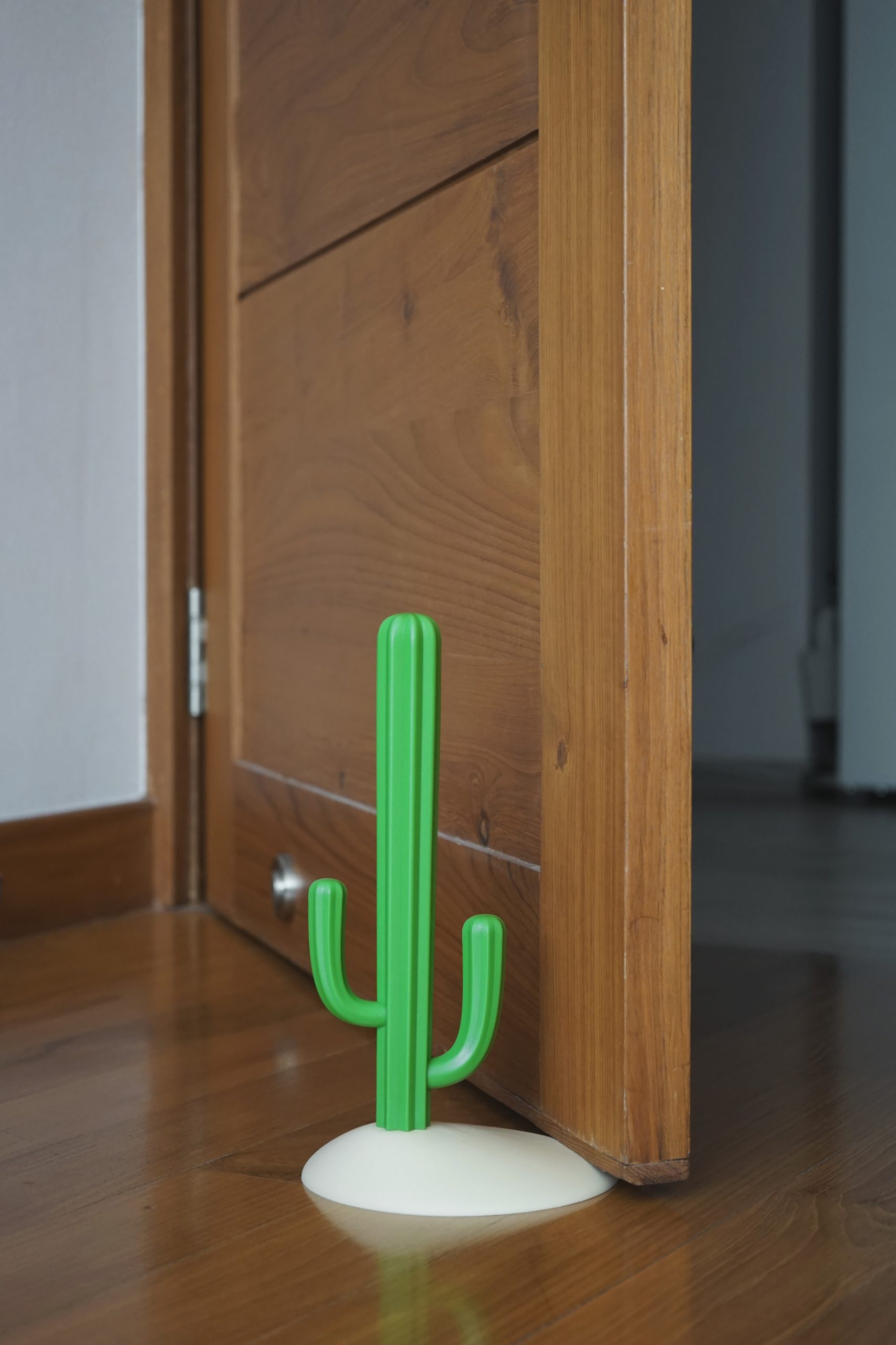 QL10277 CR-GN Cactus Doorstop lifestyle (2)
