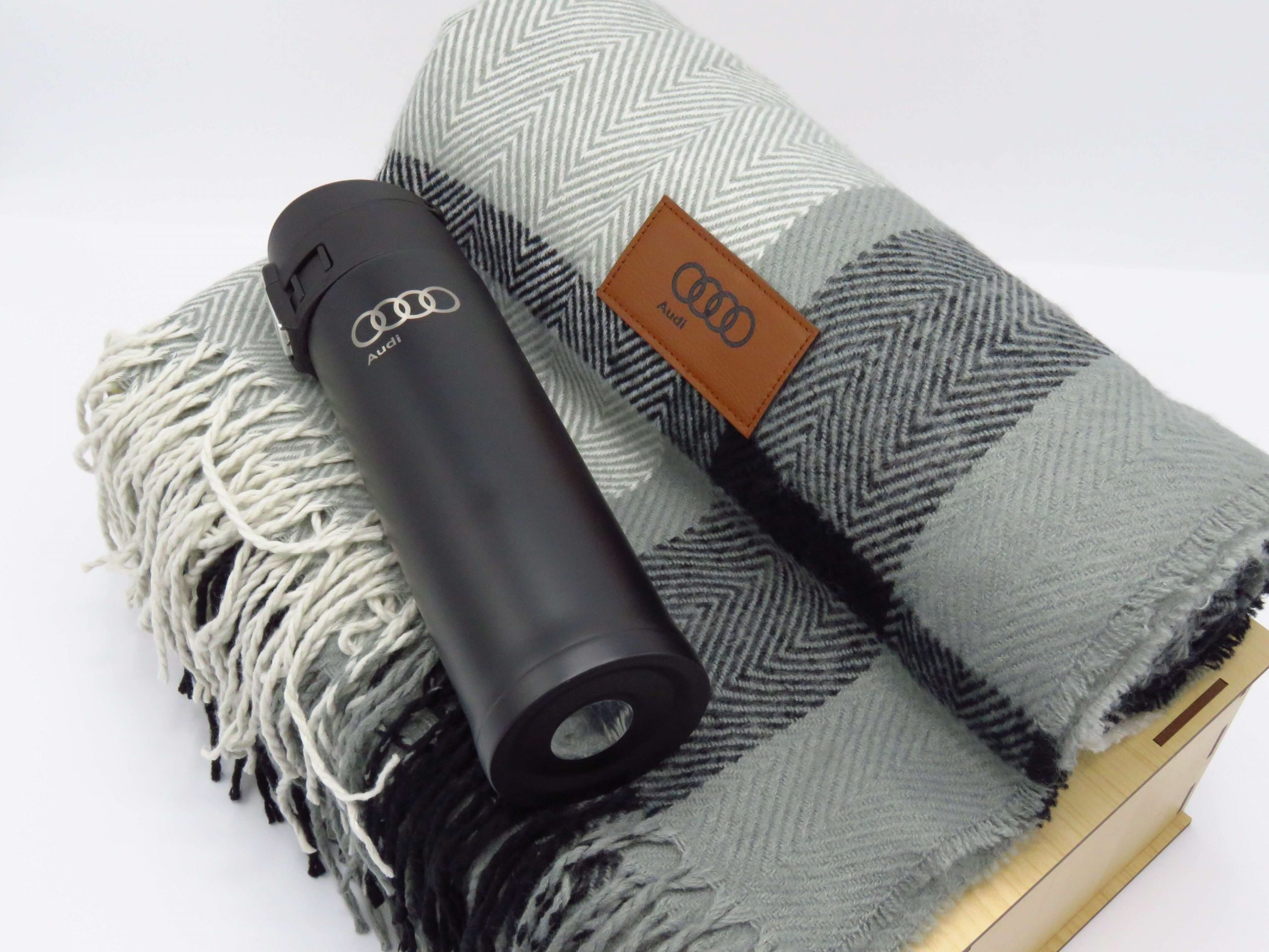 "Audi" подарочный набор, плед и термос купить в Минске - магазин ...