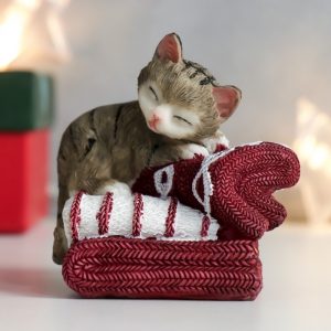 Сувенир “Котёнок спит на вязаном пледе”