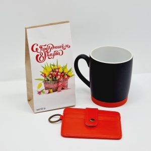 “Red” подарочный набор: кружка, держатель банковских карт  и чай